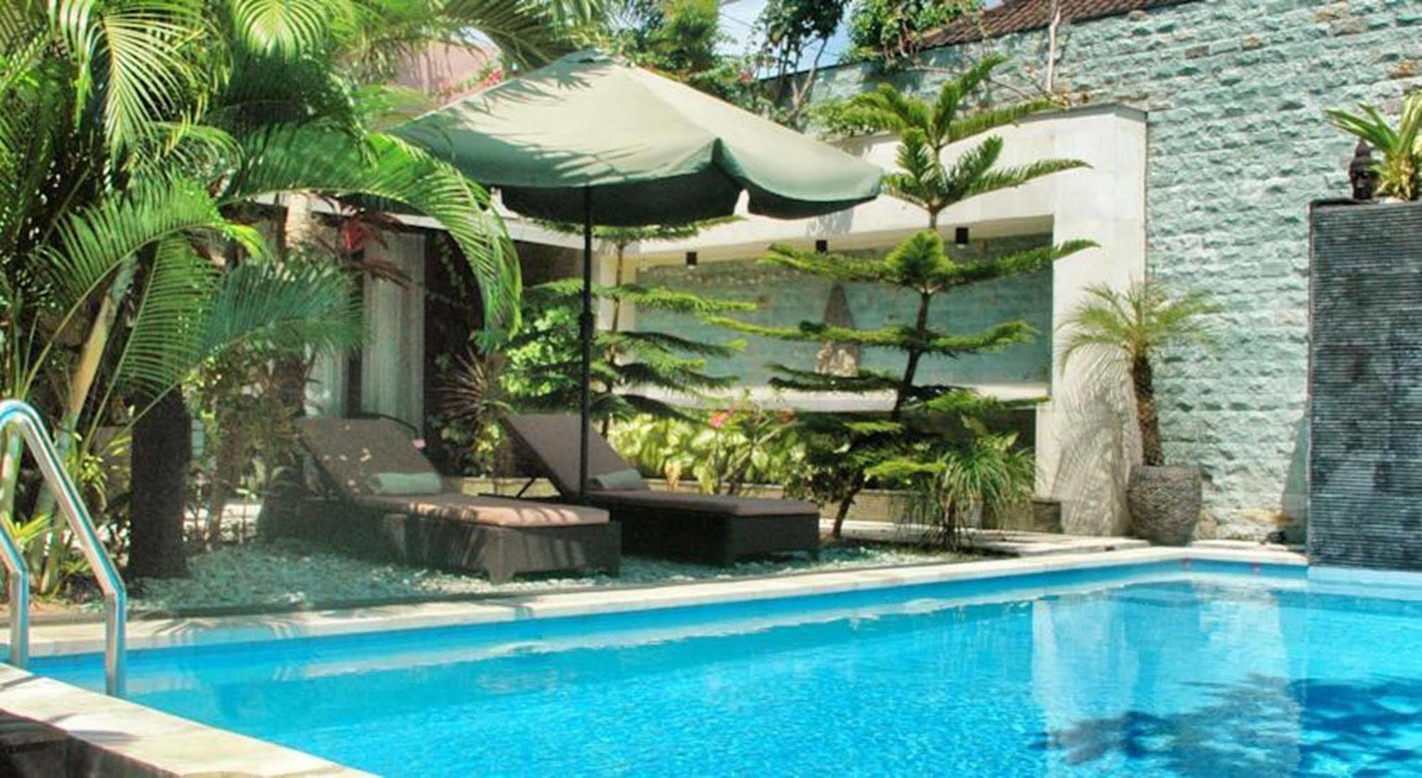 Marinos Place Легиан Екстериор снимка